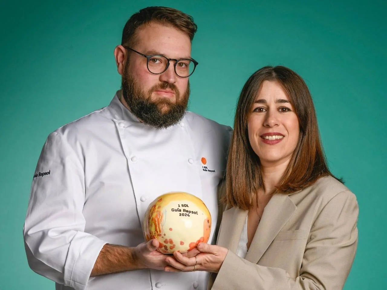 Ignacio y Carmen, con su premio Sol Repsol