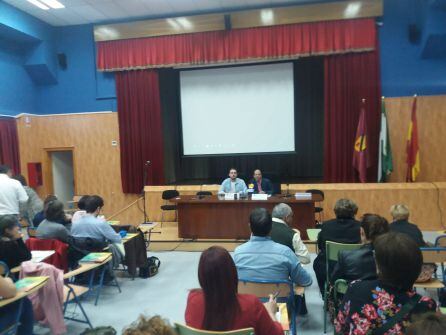 Vista general, con padres y madres asistentes a la asamblea, en la inauguración