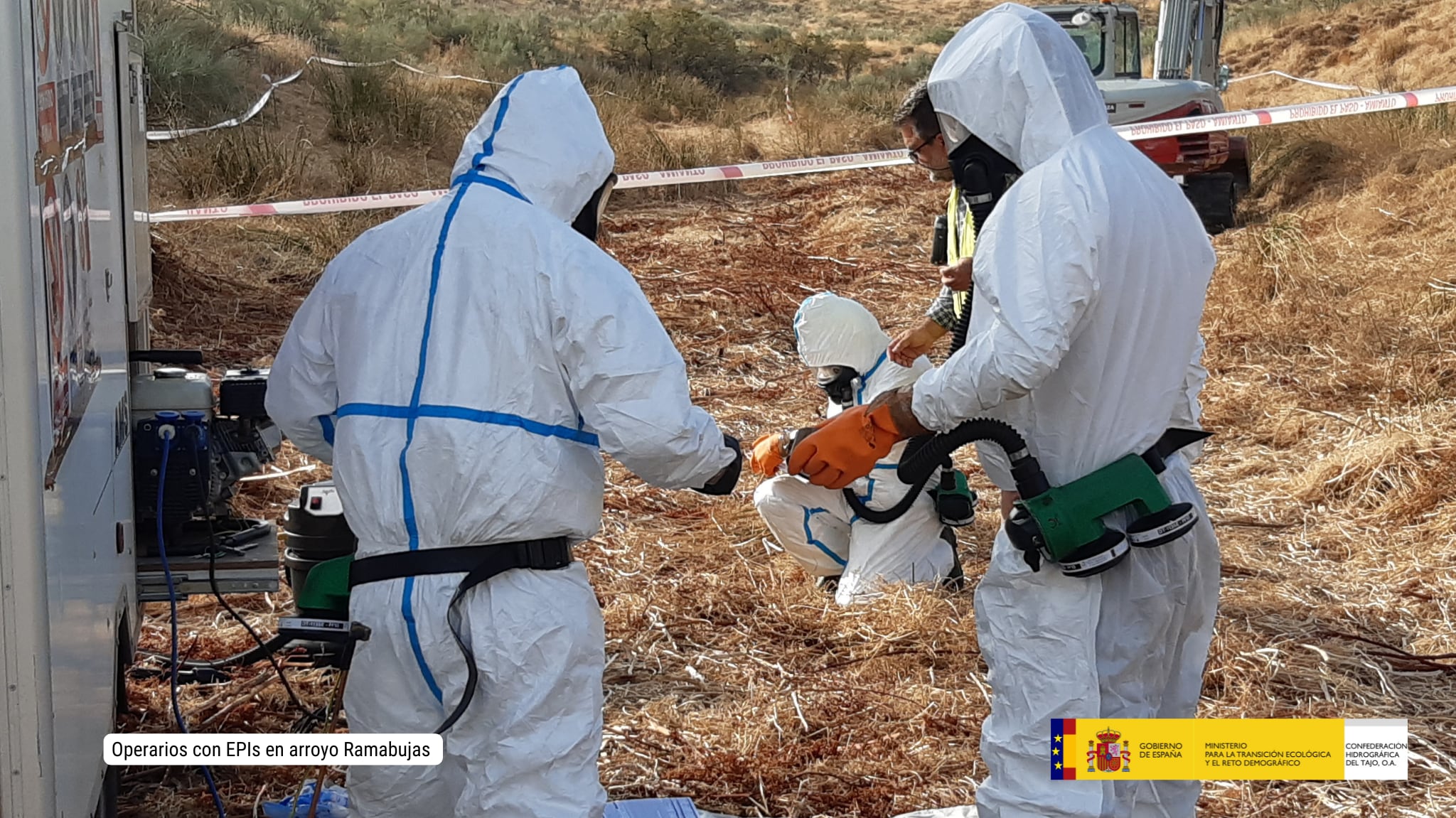 Trabajos de retirada de fibrocemento en el arroyo Ramabujas