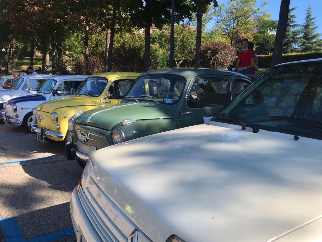 Varios coches estacionados al inicio de la concentración