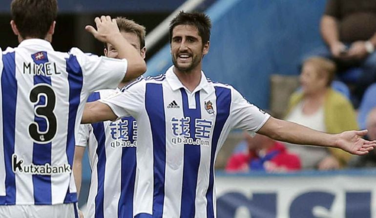 GRA153. VALENCIA, 25/10/2015.- Los jugadores de la Real Sociedad celebran el tercer gol de su equipo ante el Levante UD durante el partido correspondiente a la novena jornada de Liga jugado esta tarde en el estadio Ciutat de Valencia.EFE/Manuel Bruque