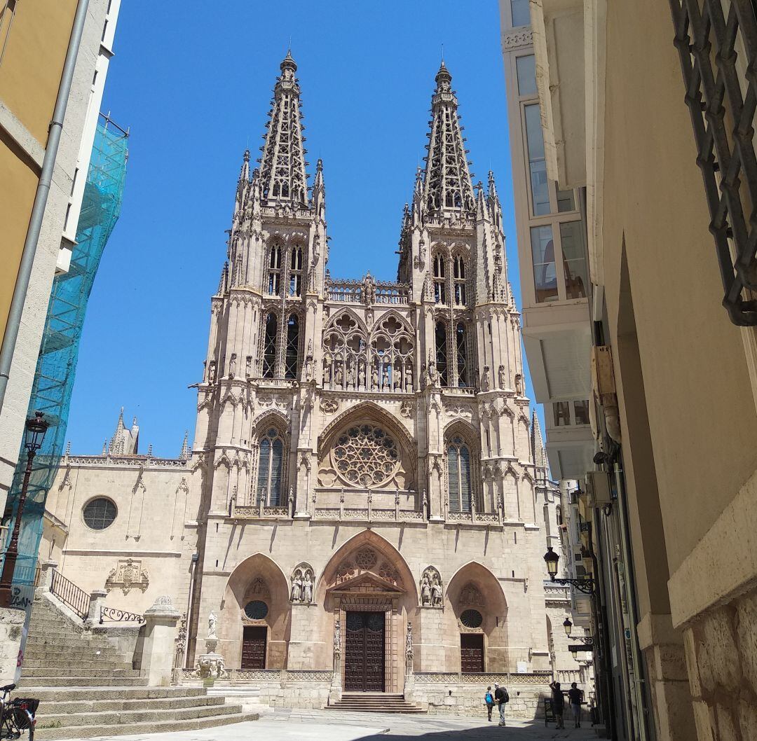 El proyecto contempla el cambio de las puertas de madera de la fachada de Santa María por unas de bronce diseñadas por Antonio López