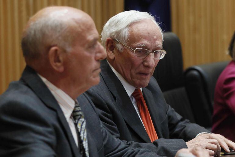 Los expresidentes de las cajas de Segovia Atilano Soto (i), y Ávila, Agustín González (d), durante su comparecencia hoy en la comisión del Congreso de los Diputados que investiga la crisis financiera y el rescate bancario. 