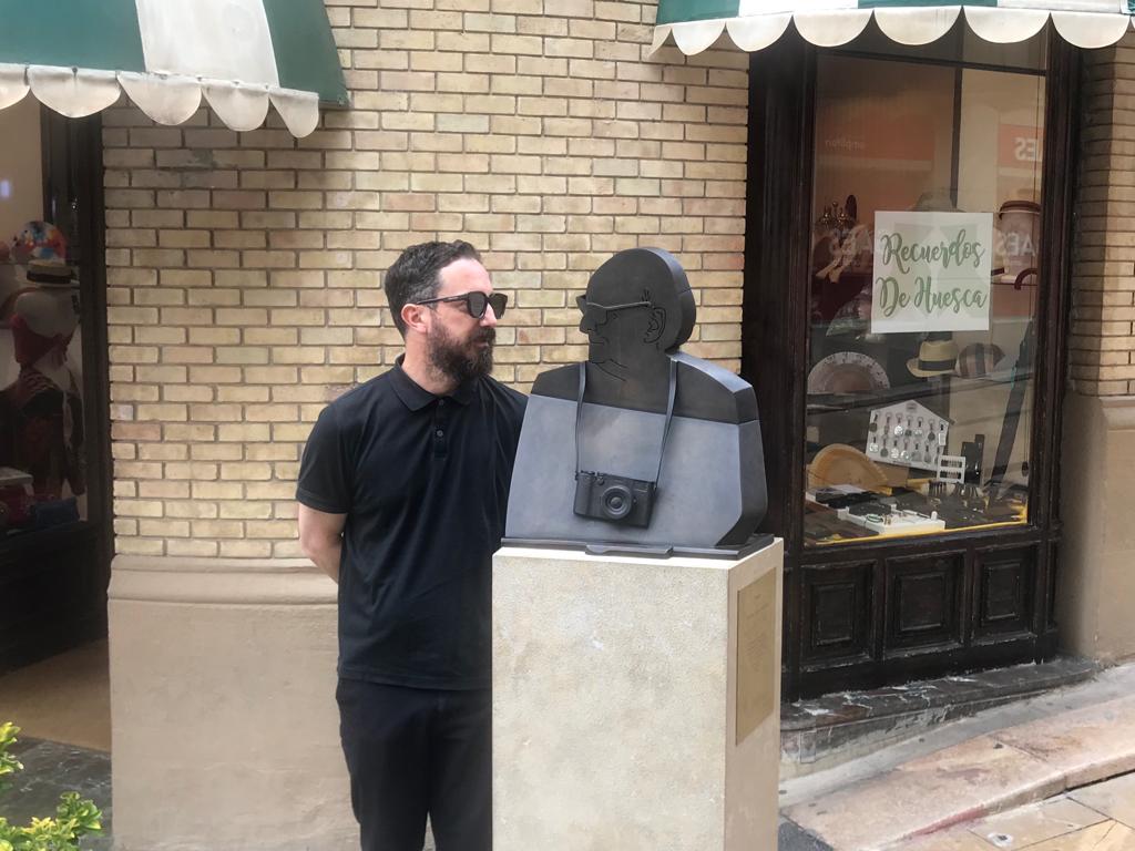 Pablo Larraín, mirando el busto de Carlos Saura, que da nombra a su premio