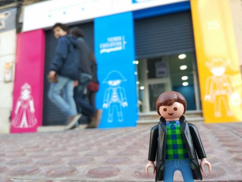 Uno de los clicks justo delante de la tienda exclusiva Playmobil inaugurada en Málaga