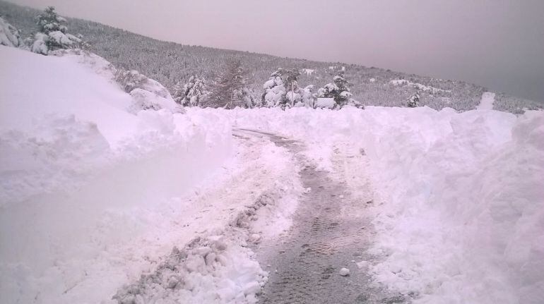 Tras la gran nevada, así estaba la carretera en las cercanías del Puerto de la Ragua este domingo