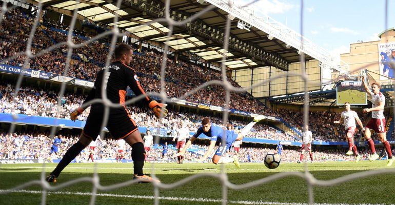 Álvaro Morata cabecea a gol ante el Burnley