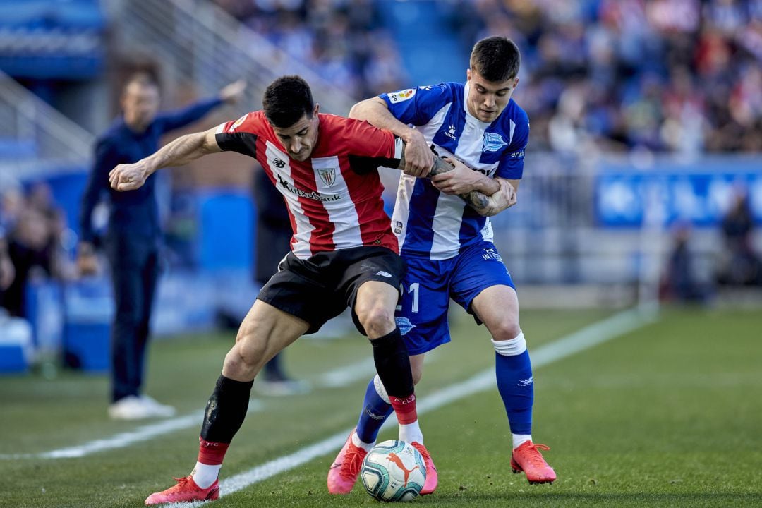 Yuri pelea por un balón durante el encuentro disputado ante el Deportivo Alavés  EFE