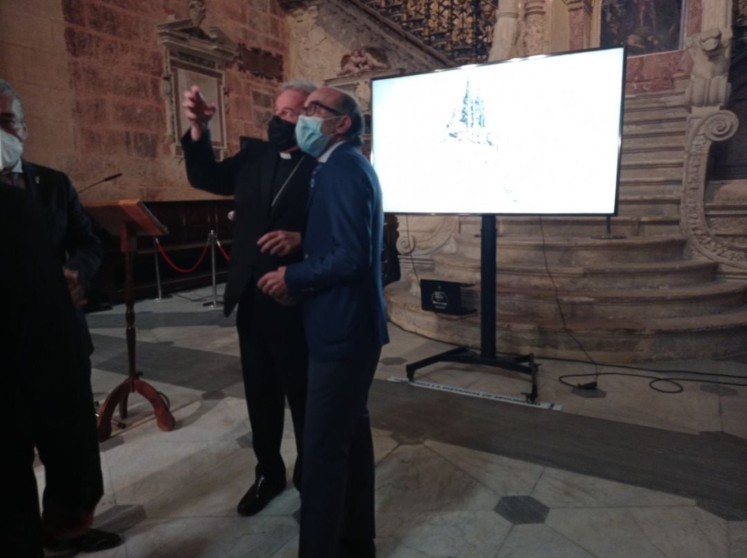 El arzobispo de Burgos, Mario Iceta y el consejero de Cultura, Javier Ortega, durante la reapertura del trasaltar de la Catedral