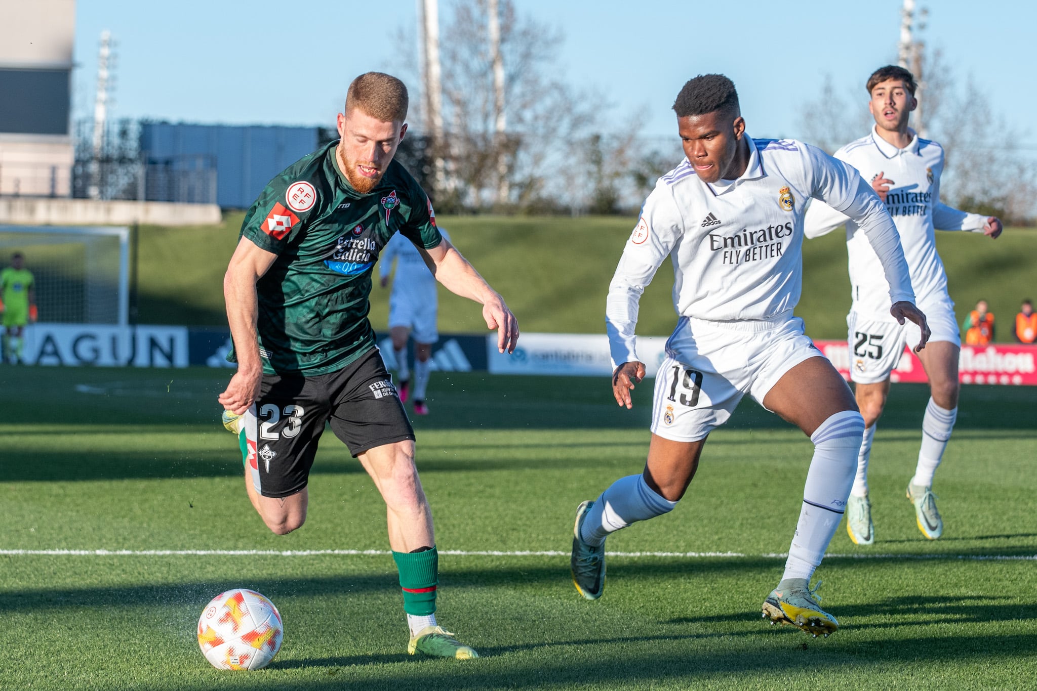 Carlos Vicente conduce el balón en una jugada del Real Madrid Castilla-Racing de este sábado en el Alfredo Di Stéfano (foto: Mijanphoto Sports / Racing de Ferrol)