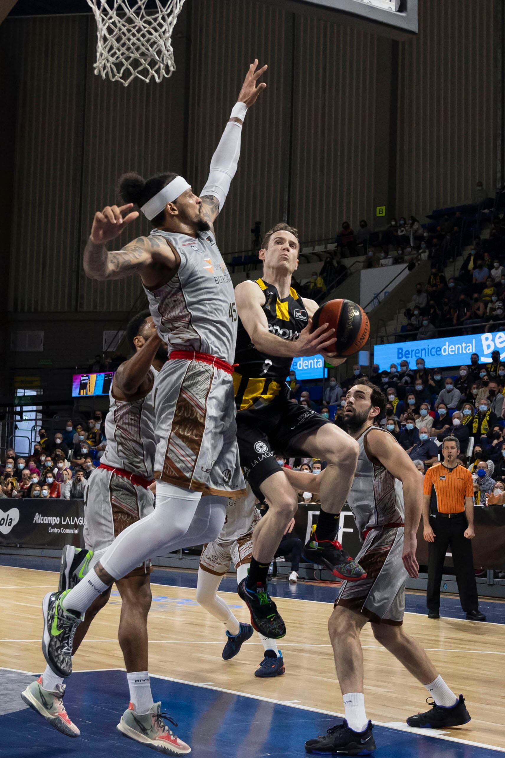 LA LAGUNA (TENERIFE), 20/03/2022.- El pivot del San Pablo Burgos Julian Gamble (i) se enfrenta a Marcelinho Huertas (c), del Lenovo Tenerife, durante el partido de la jornada 25 de la Liga Endesa de baloncesto disputado este domingo en el pabellón Santiago Martín de La Laguna. EFE/ Miguel Barreto