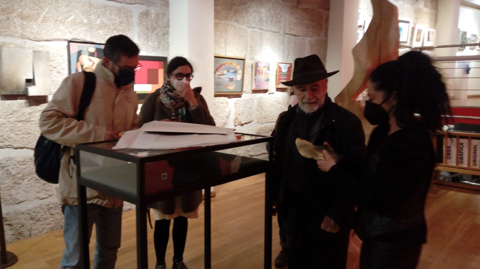 Exposición solidaria en la Galería Visol de Ourense a favor de Ucrania