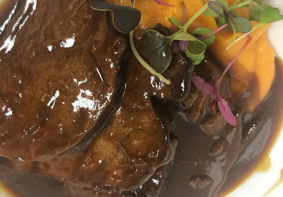 Carrilleras de ternera guisadas con puré de boniato
