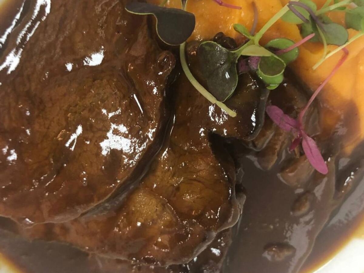 Carrilleras de ternera guisadas con puré de boniato