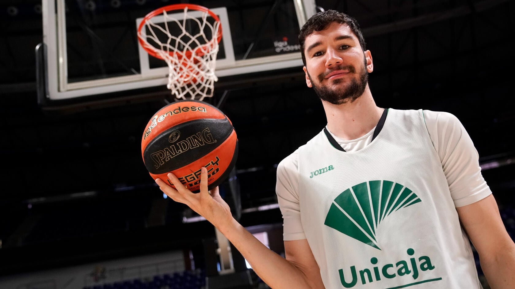 Darío Brizuela posa con un balón en el Martín Carpena