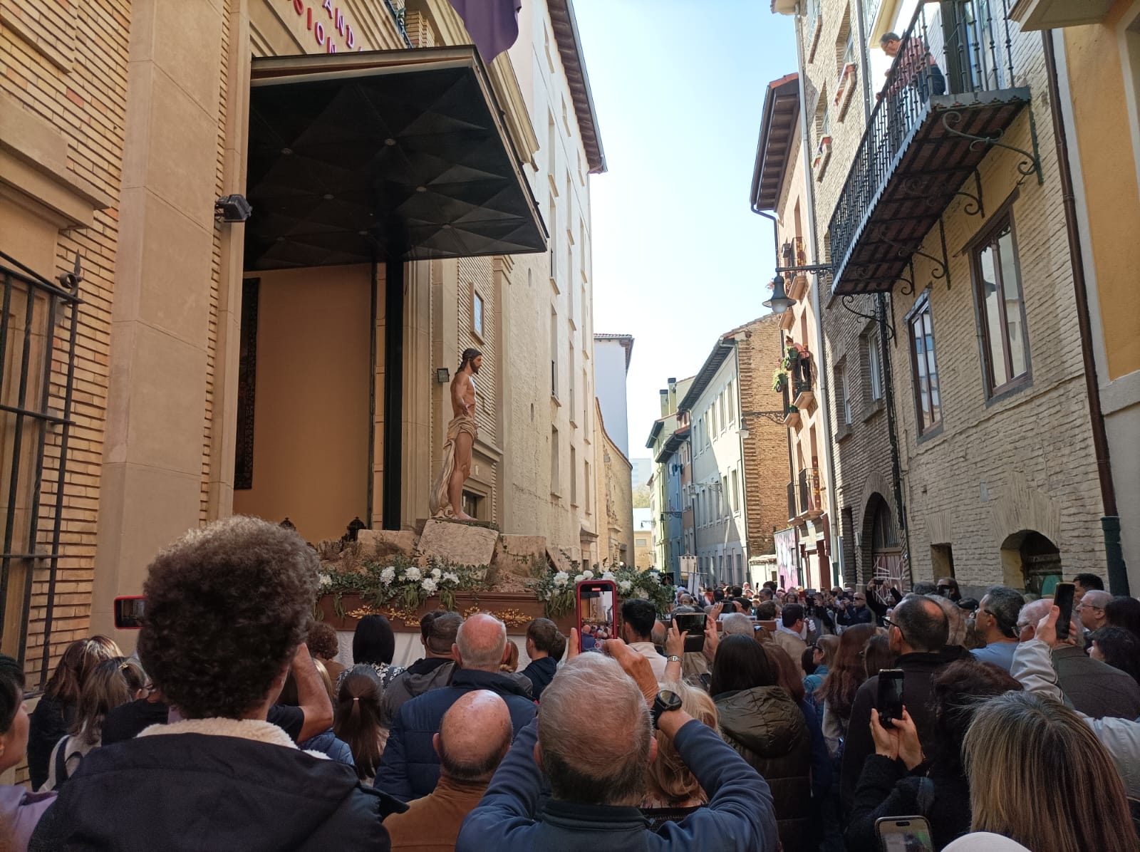 La imagen del Cristo Resucitado en la procesión del Domingo de Pascua en Pamplona