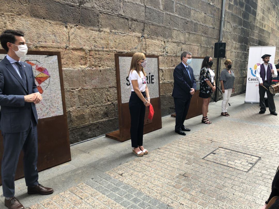 La instalación, denominada &quot;Tu sonrisa y la mía&quot; y obra de la artista Silvia Jiménez Puma, es el resultado final de una campaña puesta en marcha por la Asociación de Comerciantes del Casco Viejo