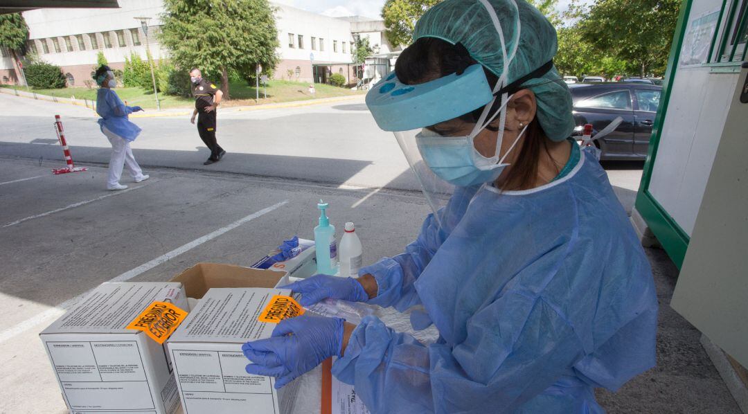 Una sanitaria prepara pruebas PCR