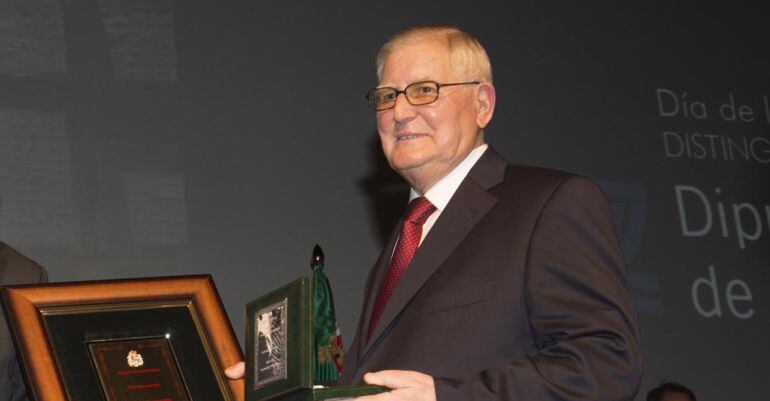 Mateo Sánchez recibiendo la distinción de la Diputación de Cádiz en 2014