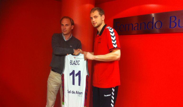 Félix Fernández y Jaka Blazic en la presentación del Buesa Arena.