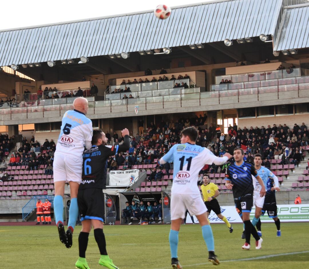 Davíd Uña salta sobre un defensor en el último partido jugado ante el Ourense en San Lázaro