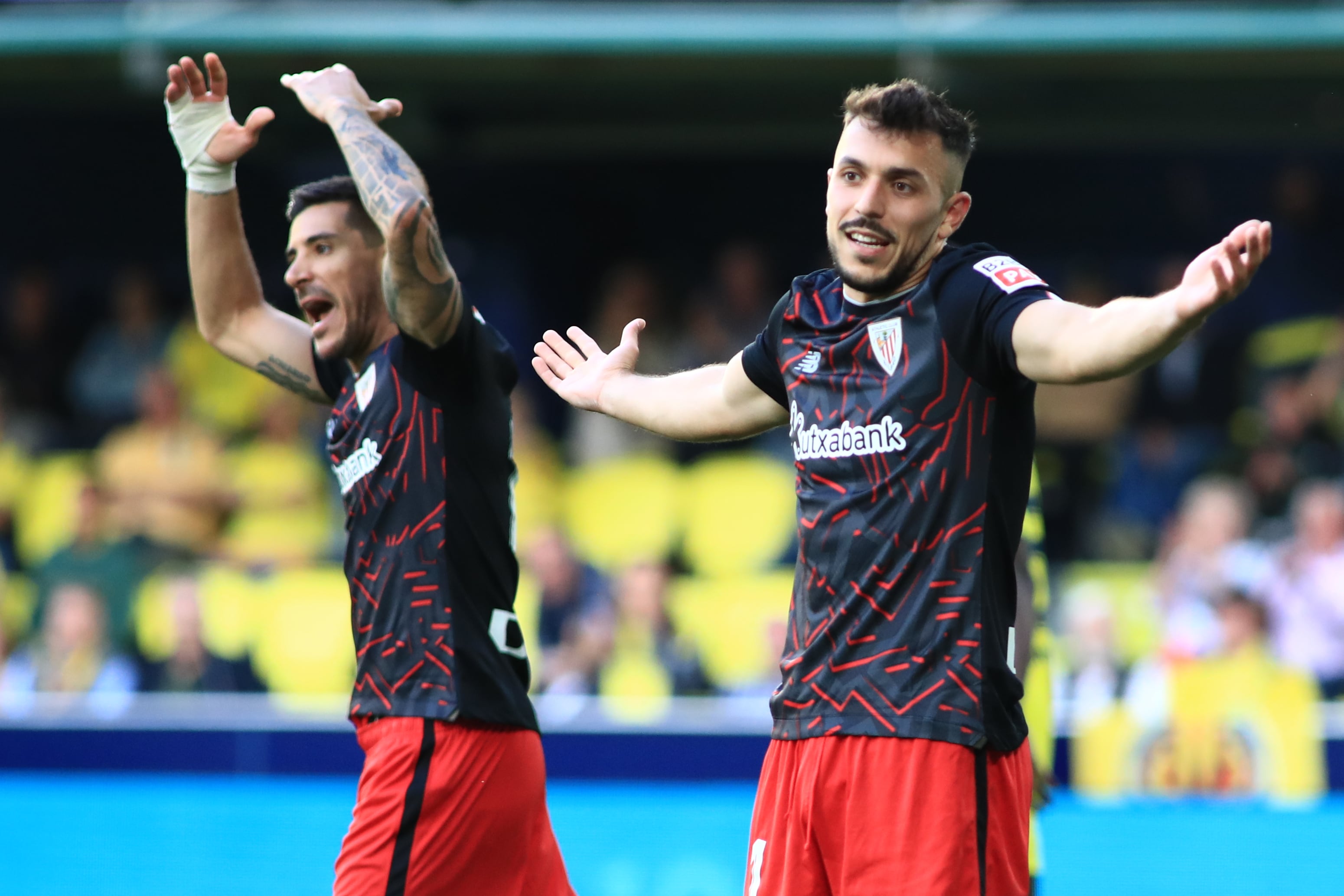 VILLARREAL, 13/05/2023.- Los jugadores del Athletic, Yuri Berchiche (i) y Aitor Paredes, tras encajar uno de los goles durante el encuentro correspondiente a la jornada 34 de primera división que disputan hoy sábado frente al Villarreal en el estadio de la Cerámica, en la localidad castellonense. EFE / Domenech Castelló.
