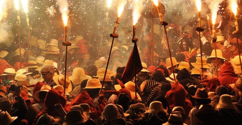 Una imatge del correfoc que organitzen els Diables Carranquers de Cervera per la festa de l'Aquelarre.
