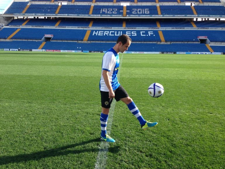 Álvaro García, nuevo jugador del Hércules CF, en su presentación en el estadio José Rico Pérez