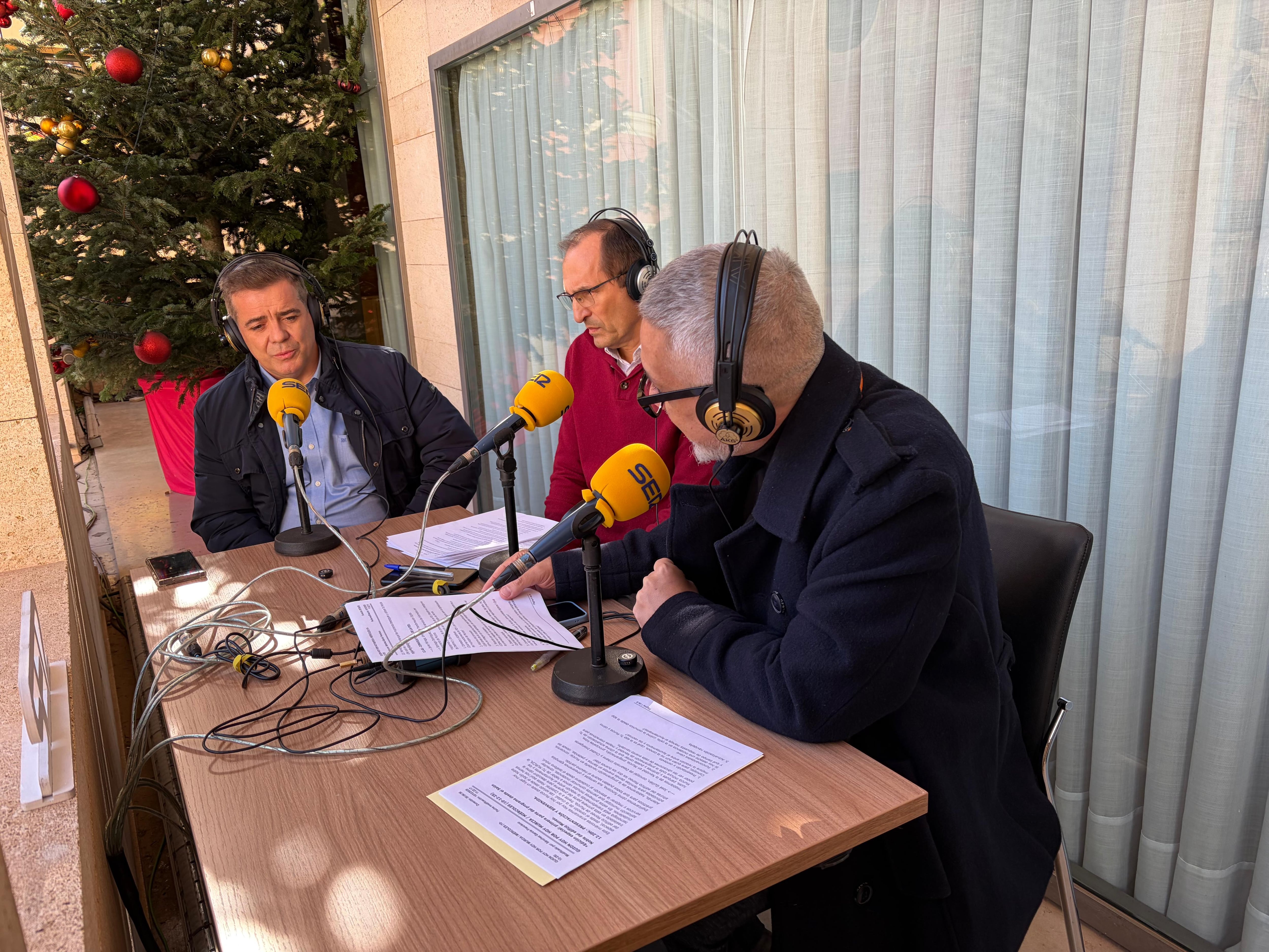 Javier Párraga (izq.), director de Transformación Digital, y Santiago Domínguez (centro), jefe del servicio de Informática del Ayuntamiento de Murcia.