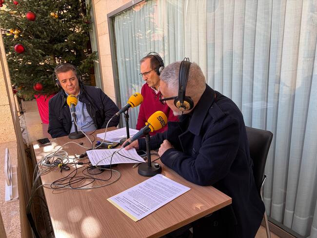 Javier Párraga (izq.), director de Transformación Digital, y Santiago Domínguez (centro), jefe del servicio de Informática del Ayuntamiento de Murcia.