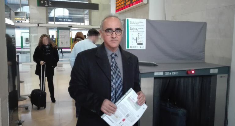 L'advocat Alberto Martin, a punt d'agafar l'Ave a l'estació Lleida-Pirineus, aquesta tarda, 20 de desembre