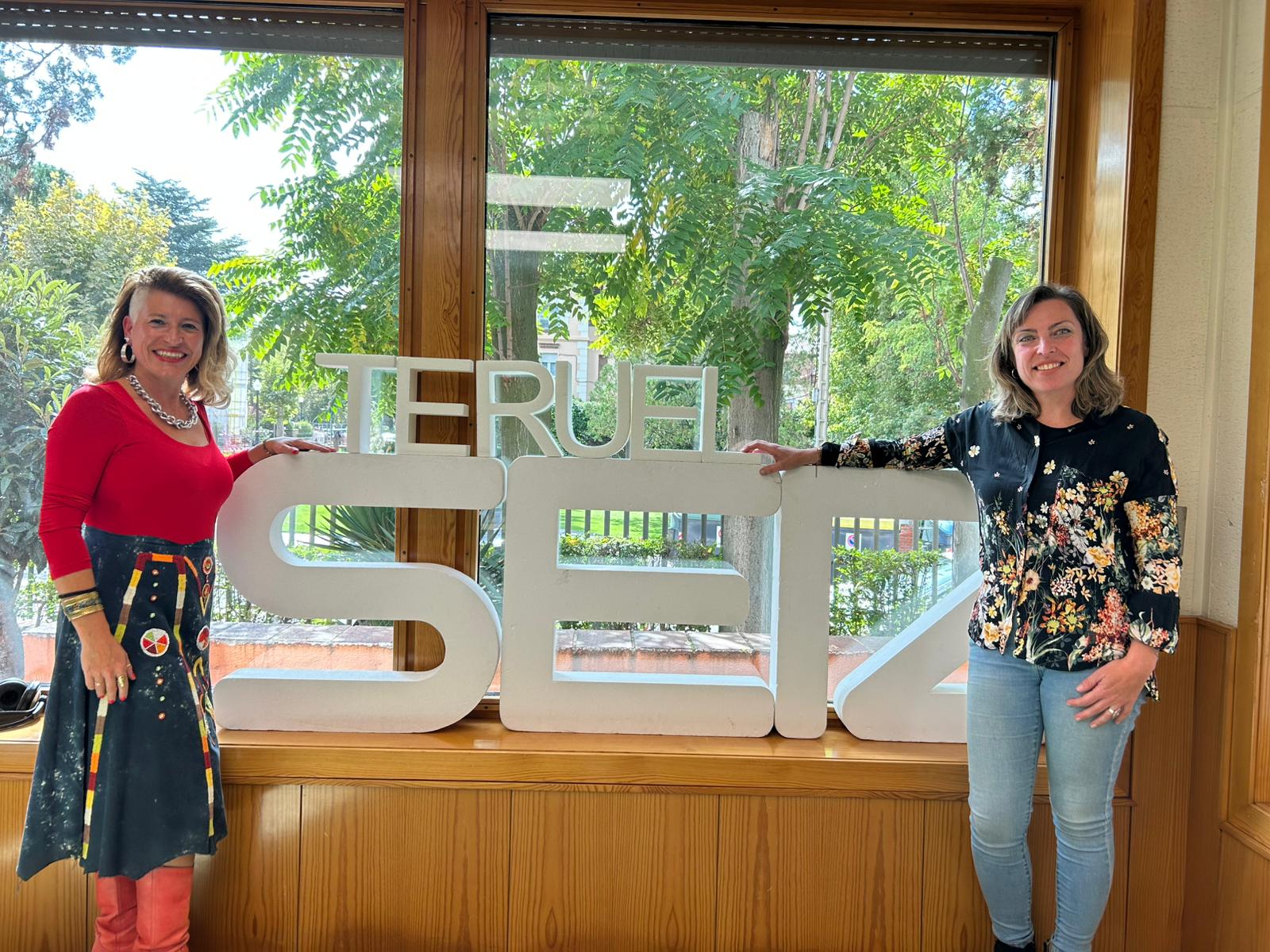 Belén Ariño (Dcha) e Inma Sáez (Izda), en los estudios de SER Teruel