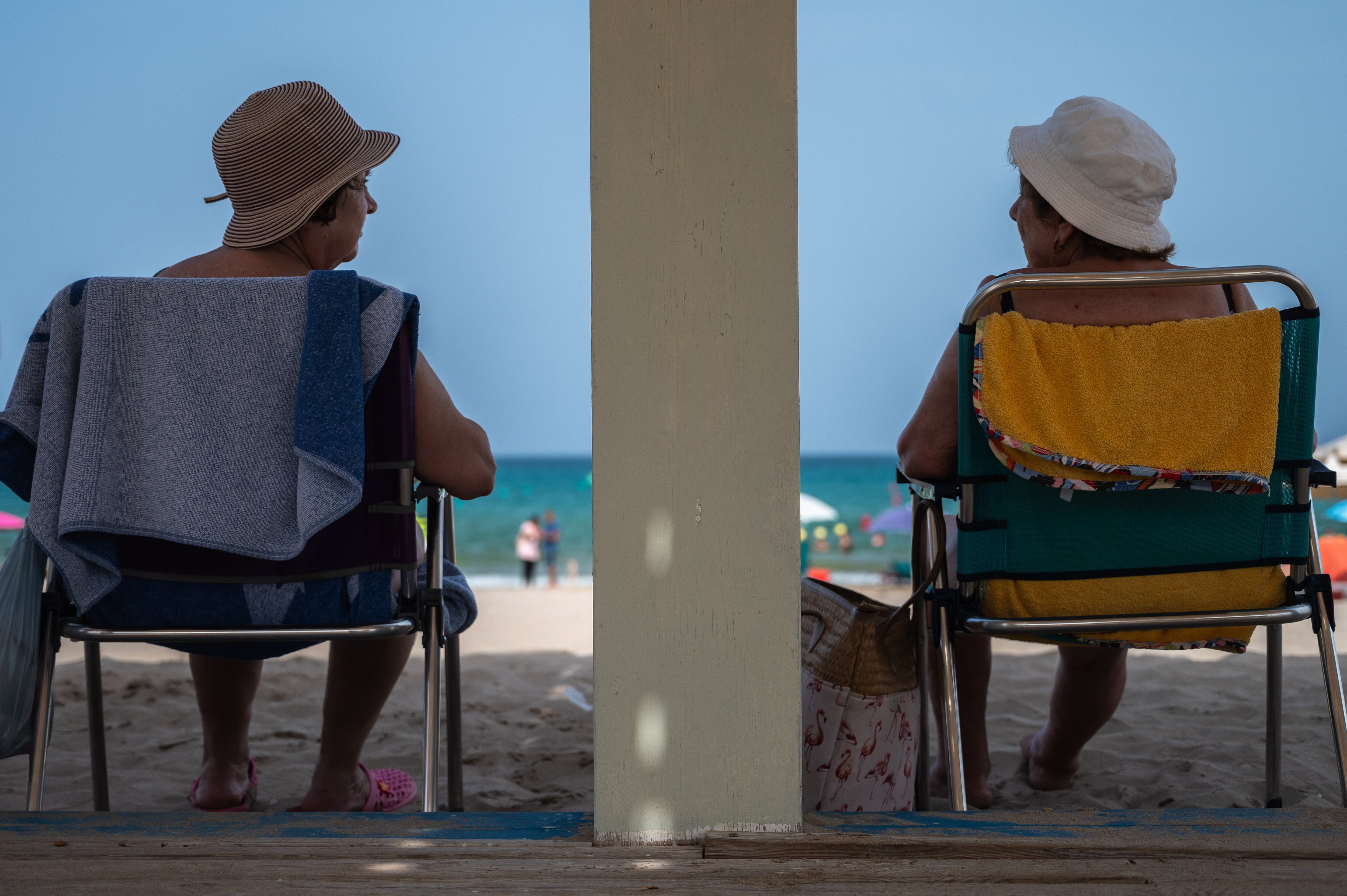 Dos mujeres toman el sol en la playa de San Juan de Alicante en una imagen de archivo.