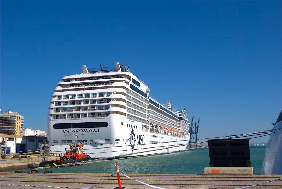 Un crucero atracado en el muelle de Cádiz