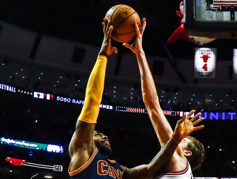 Pau Gasol intenta bloquear a LeBron James