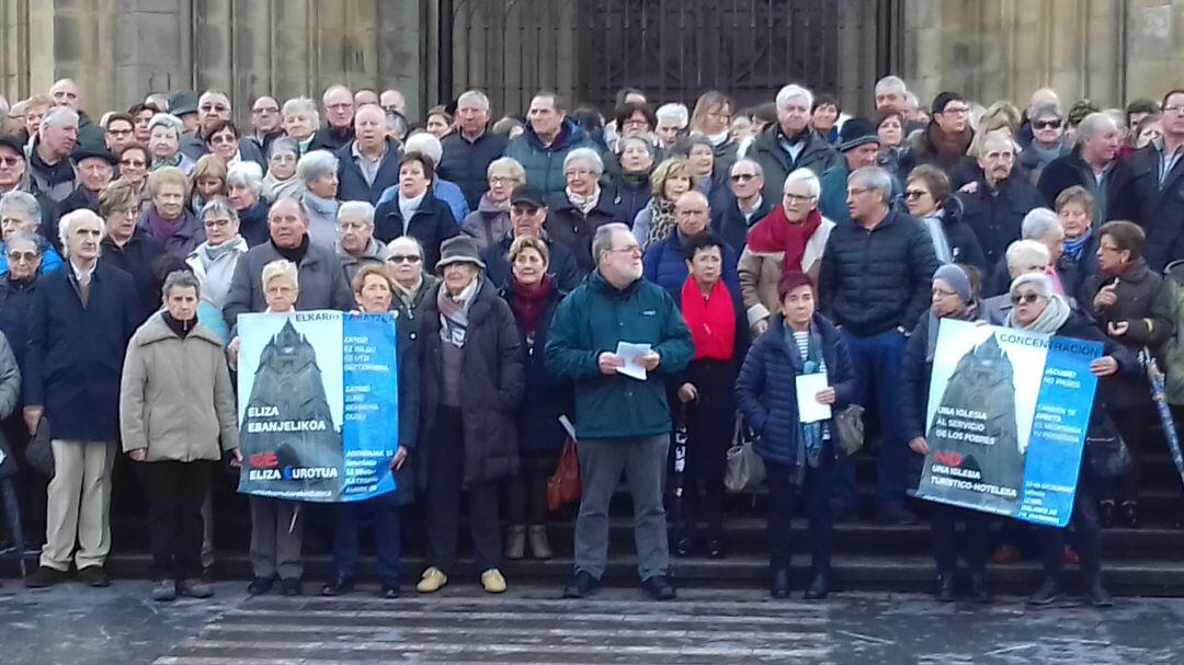 Imagen de la concentración ante la catedral del Buen Pastor