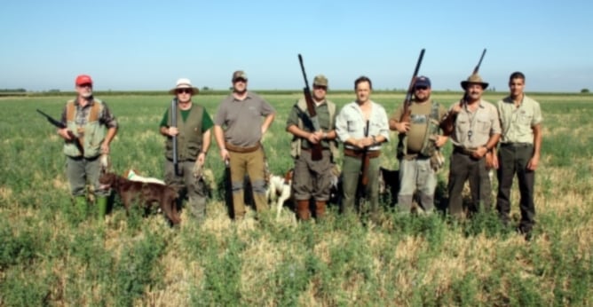 Un grup de caçadors després de la cacera