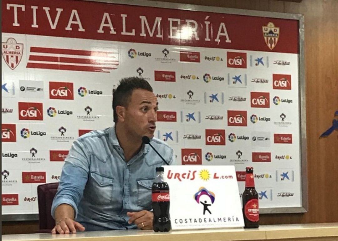 Roger en la sala de prensa de Almería.