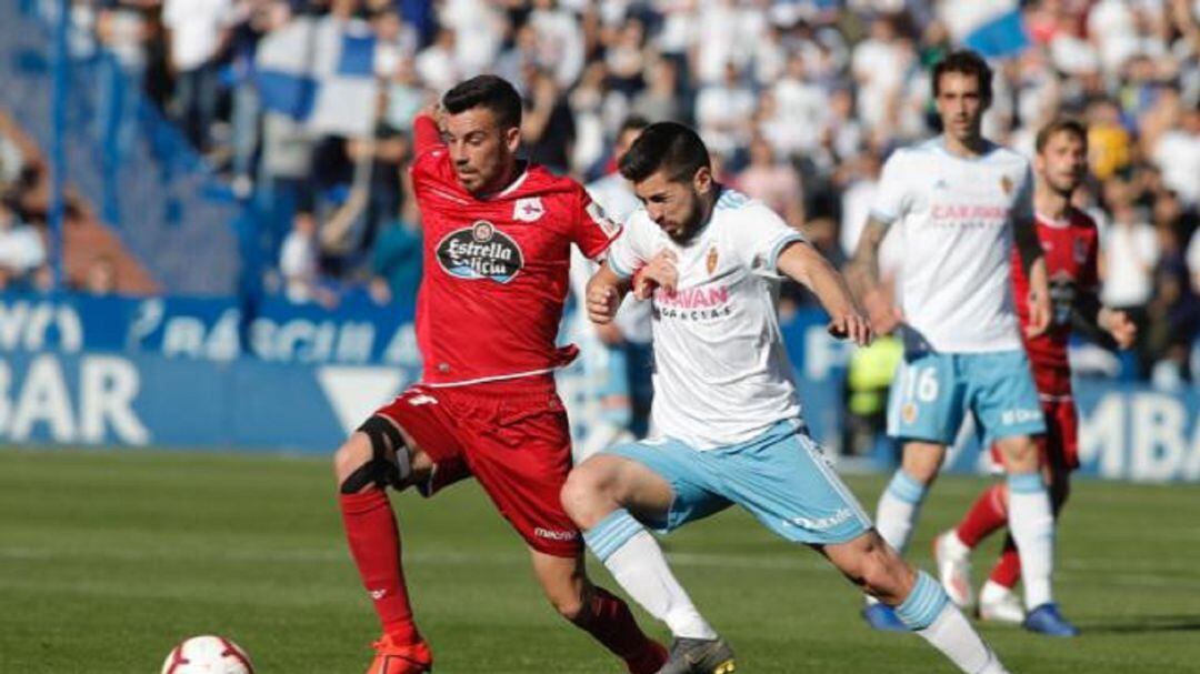 Papu pugna por un balón en su regreso al once inicial