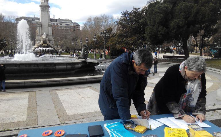 Dos personas votan frente a la Plaza de España