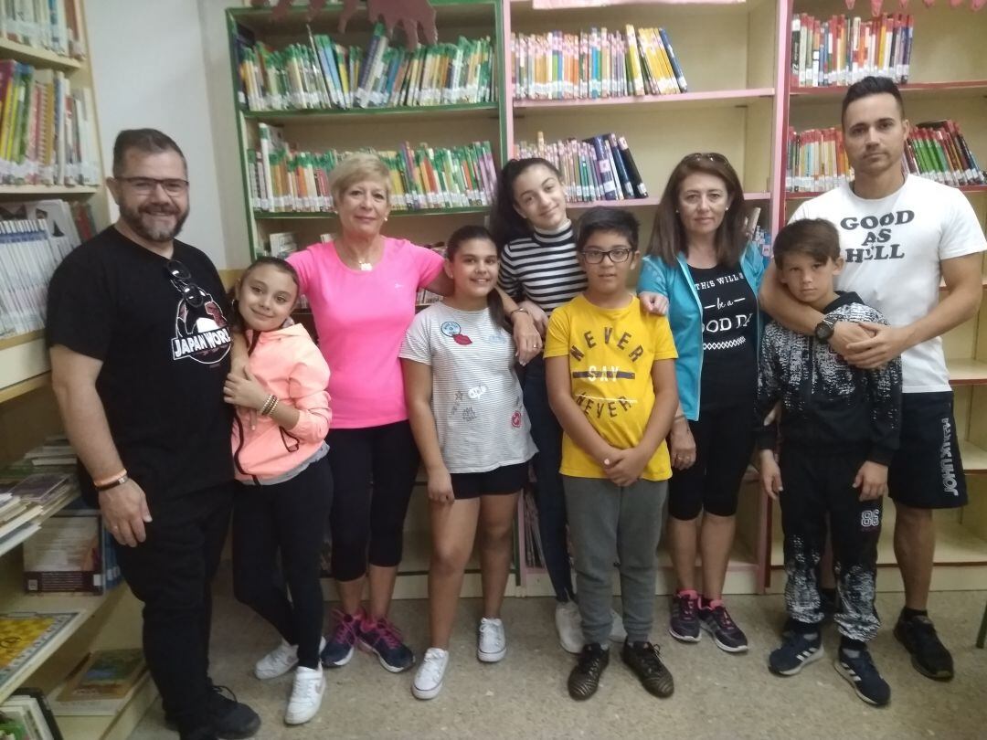 Docentes y estudiantes del Colegio de Educación Primaria Arrayanes, en la biblioteca del centro.