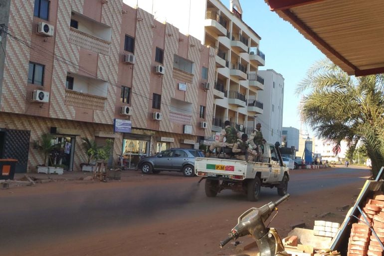 Las fuerzas de seguridad se dirigen hacia el hotel Radisson Blu de Bamako