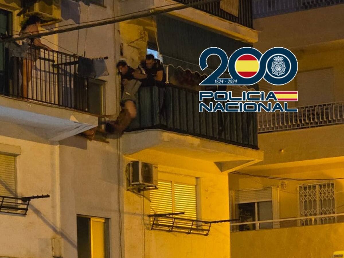 Sostienen durante 20 minutos a un hombre que saltó al vacío y que salvó la vida tras amortiguar la caída con colchones