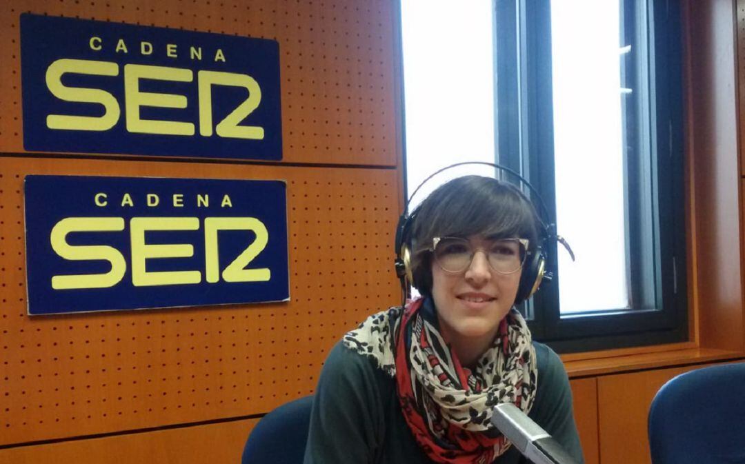 Violeta Barba, en los estudios de  Radio Zaragoza