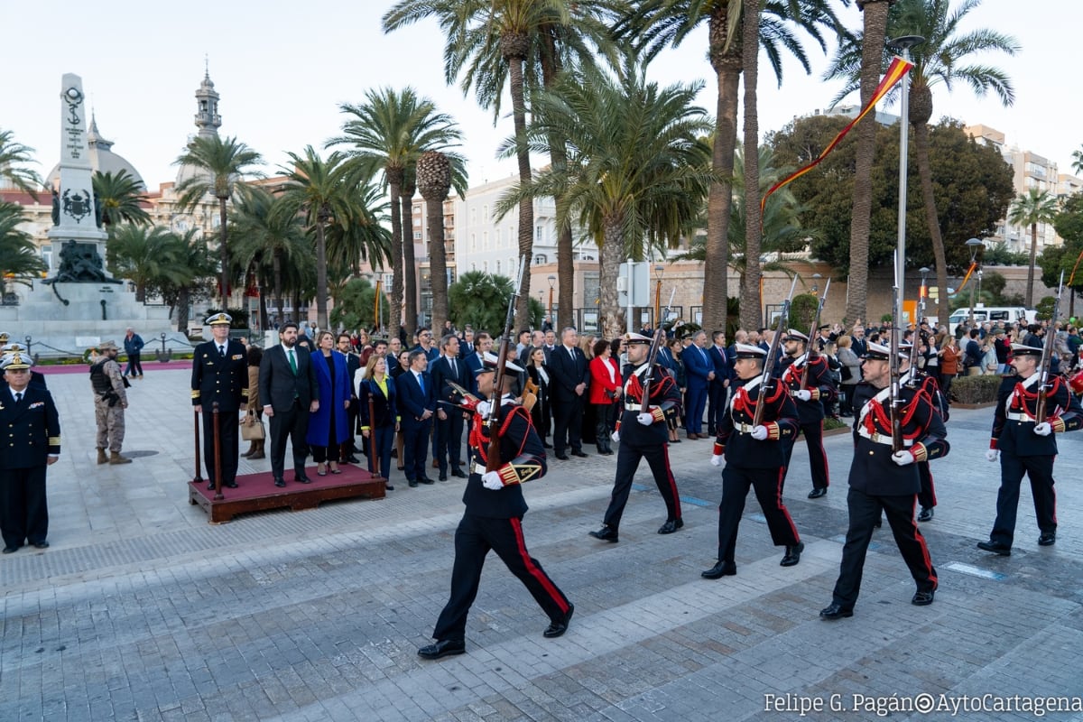 el primer centenario de la inauguración del monumento que se erigió en memoria de los marinos caídos en ambos emplazamientos durante las derrotas navales acaecidas a finales del siglo XIX