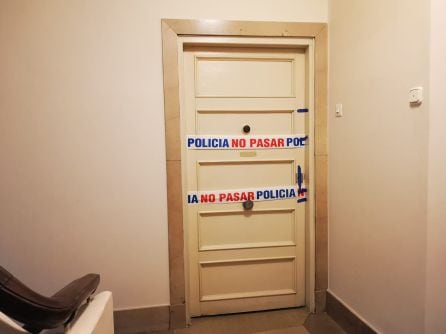 Puerta de acceso al domicilio precintada por la Policía.