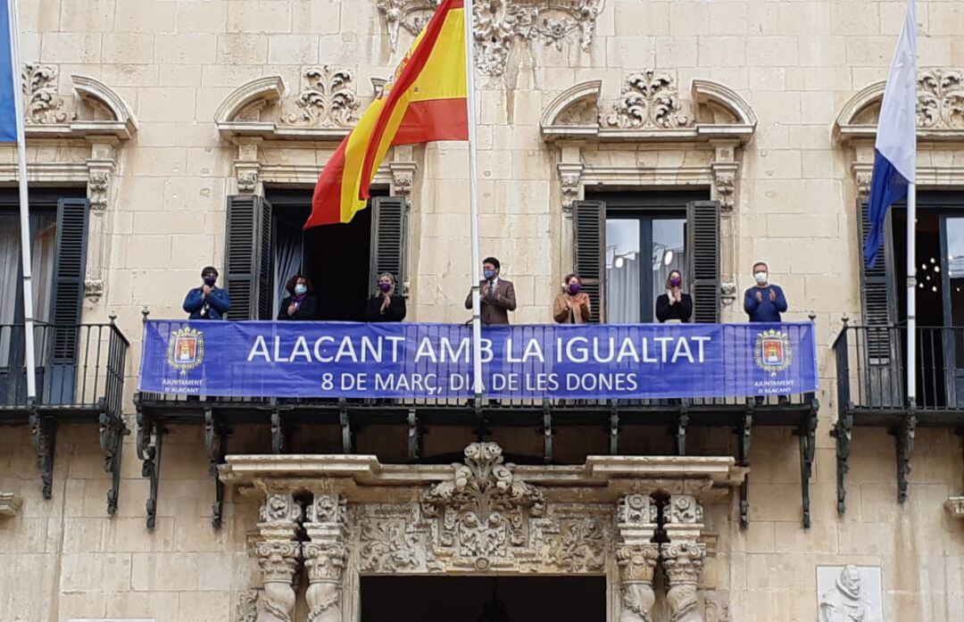 Momento de la colocación de la pancarta del 8M en el balcón del Palacio Consistorial