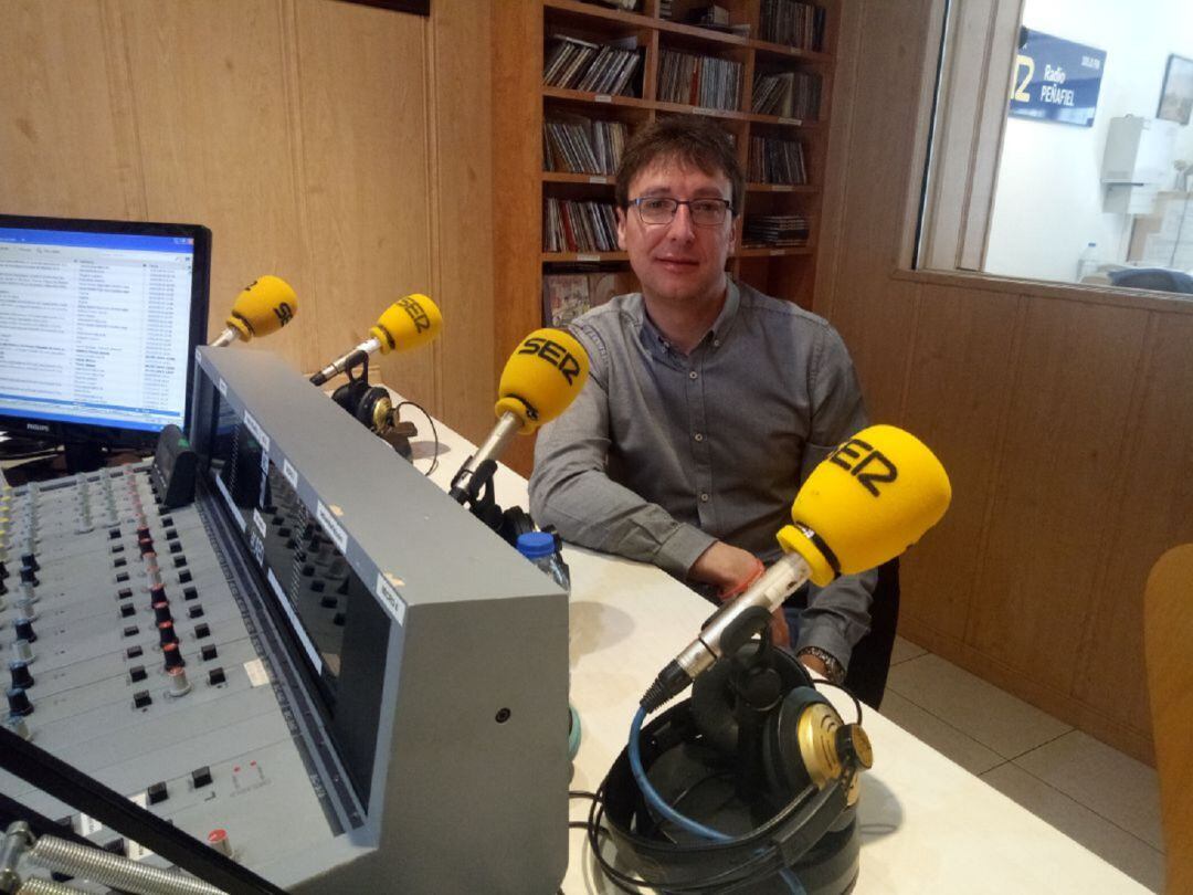 El edil de Ciudadanos, Tomás Veganzones, en los estudios de Radio Peñafiel - Cadena SER.