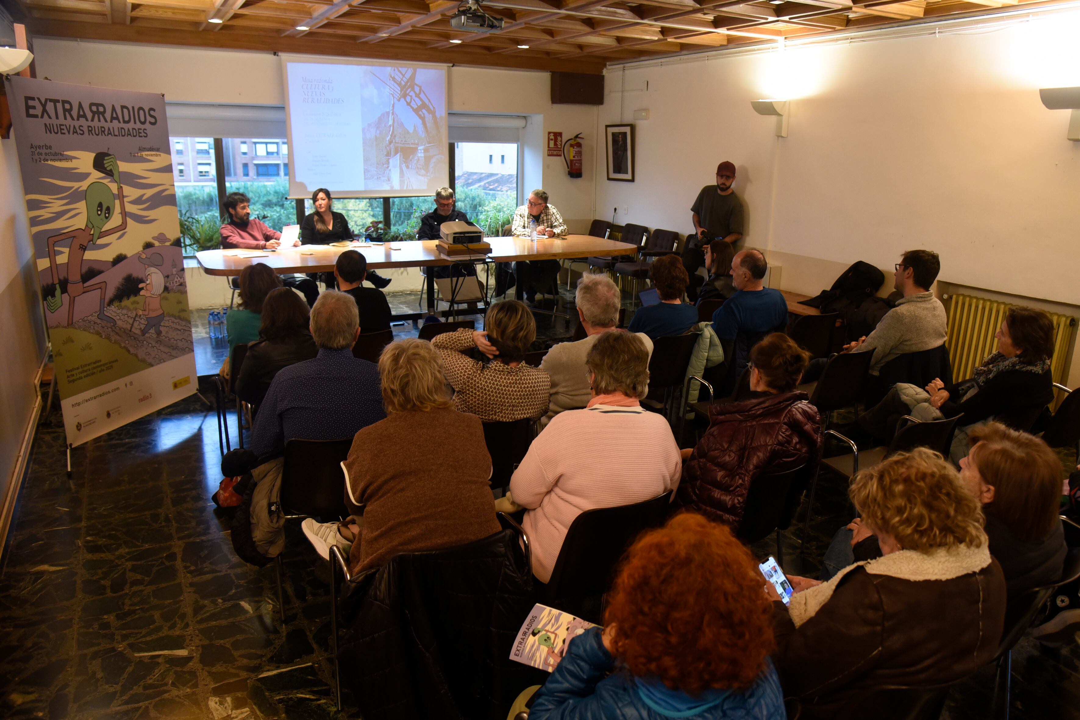 Mesa redonda en Extrarradios