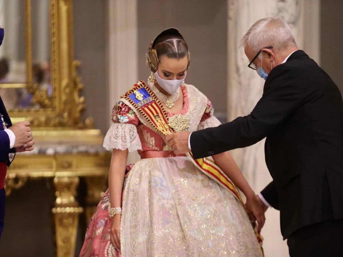 Carla García y Consuelo Llobell reciben sus bandas como falleras mayores de València de 2021